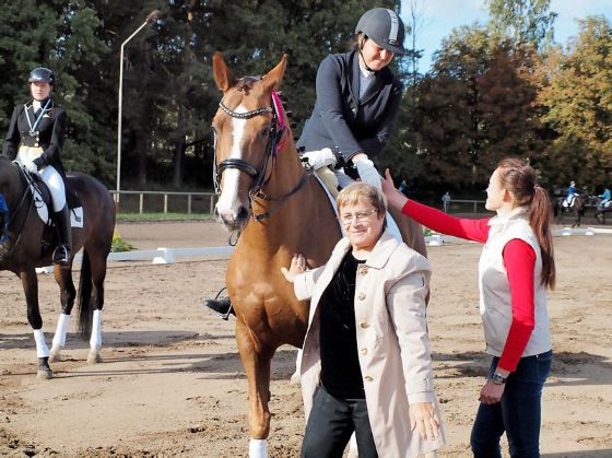 Olga Korolenko ar zirgu Raskanio apbalvošanā- 1.vieta