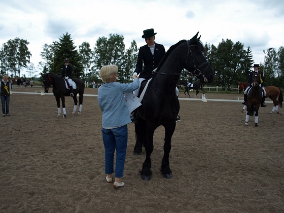 Tiesnese Sandra Karisa apbalvo Gundegu ar Sally.