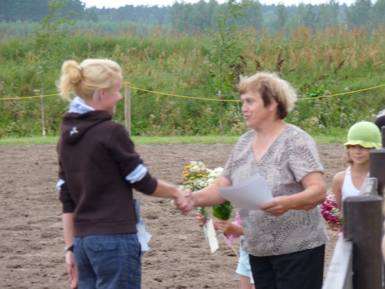 Tiesnese Edīte Rozīte apbalvo Sabīni Mutuli ar 1. vietu 2. grupas shēmā